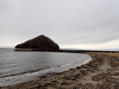 三角の島、湯の島
海岸と繋がっている様に見えますが、
写真の撮り方で繋がってはいません