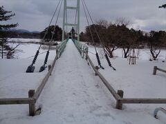 桜松橋．この先に夢の浮橋があります．