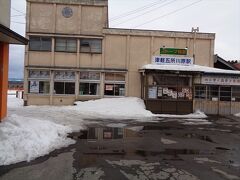 こちらが津軽五所川原駅の駅舎．随分年季が入っています．