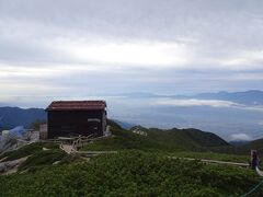 駒峰ヒュッテ。今年はコロナで休業です。ここに泊まれたら、全体の行程がもっと楽だったんだけど。