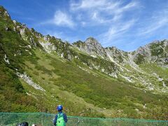 下山。千畳敷です。
この景色だけで立派な観光地なのですが、もはや「あの稜線まで4時間か」としか思わない自分がいます。