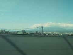 帰りの新幹線から富士山が見えました。
頂上付近は春の白い雲に覆われていました。