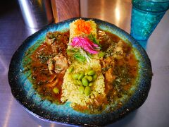 銀座に行ってみたいラーメン屋があったのですが、閉店してた…。
ので、通りすがりに見つけたスパイスカリー半月でランチ。
このカレー屋が大正解！
ここ数か月で食べたカレーで一番美味しかった！！
しかもこれで980円。チキンと豚と両方味わえて980円。スバラシイ。
