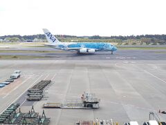 さて、離陸の時間です☆
滑走路まで誘導路を移動中☆タキシングと言う。

この日、この飛行機が飛ぶのを知っていた人もたくさんいましたが、まったく知らない人もいたようです。少々、ザワついていました。笑

こう見るとあまり大きく感じないかもしれませんが、総２階建てのかなり大きい飛行機です☆
ウミガメをイメージした飛行機☆