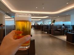 ここから本編です
金曜仕事を終えたら羽田空港国内線ターミナルへ
JALラウンジでビールプハァ♪