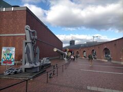 大和ミュージアムの前には砲身や錨などが展示されています。
さて、そろそろ集合時間です
