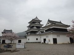 大洲城主要部。

左が高欄櫓。
右が台所櫓。
この二つは現存建築物です。

真ん中の天守は明治に老朽化の理由で取り壊されましたが木組みの模型や古写真が存在し、何よりも正しく復元しようというクレバーな人たちが大勢いたという幸運に恵まれたお城です。

城再建ブームは何度かありましたが、大体が金儲けというか村おこしというか、実際にはありもしないものを作ってるところが多すぎますね。
年寄り主導、地元の権力者主導の政治だとそうなるんでしょうかね。
頭の悪い私でもこれはないんじゃないと思う目を覆いたくなる城が多すぎるのが現状だと思います。

でも城跡本丸に県庁や役所を建てて権力を誇示する恥ずかしさよりはマシといえばマシだけどね。