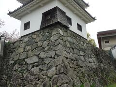 苧綿櫓（おわたやぐら）は肱川沿いに建っています。
現存建物の４つの櫓のうちの一つです。
解体修理の際に水害対策で石垣を2,6mかさ上げしたそうです。

この裏側を見ようと色々ウロウロしましたがダメでした。
この櫓に続く白壁は実は洪水対策の堤防なのが裏にまわってわかりました。

やはりこれほどの川だと水害被害も甚大なんだろうなとこの堤防と河原に出るときの水門を見て肌で感じました。
タクシーで洪水の話聞かなかったら考えもしなかったなぁ、、

こういう情報ってけっこう貴重だよね。