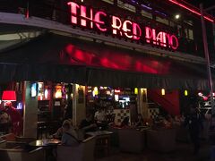 アンジェリーナ・ジョリーがトゥームレイダーの撮影時に通ったらしいレストランでステーキ食べました。「普通じゃん」と思ったけど、この「普通に美味しい」が大層大事だったと気づくのは数日滞在した後のこと。
帰り道の屋台でドリアンアイスを買ったけどあまりの臭さにギブアップ。