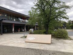 16:30を過ぎ、開場して受付が始まっています。
軽く夕食を食べて、城ホールに向かう事といたします。

JR大阪城公園直結のJO-TERRACE大阪です。
コンセプトは「歩いてお茶して、緑の中の城下町」らしいです。
大阪発祥の人気のパンケーキ専門店や飲食店を中心に、お土産屋さん、ランニング施設等22店舗が入った、2017年オープンの商業施設です。

こちらもコロナの影響か、閉店しているお店もあり、活気は余り感じられ無かったですが、ライブ等で城ホールが活性化していけば、復活していくんだろうなと思いました。

今日、このような状況の中で、新しいライブのカタチを模索していく事の意味もあるような気がします。