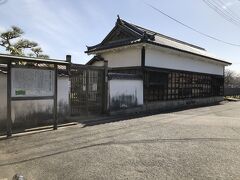 大手門から入るとまず目にするのが近藤源八宅跡長屋門。近藤源八の妻が大石内蔵助の叔母で、大石家とは親戚関係のようです。