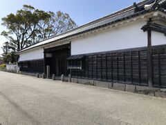 斜向かいにある大石良雄宅跡長屋門。近藤源八宅の門とこの門が江戸時代からの建物。土曜日曜祝日は公開されているようですが、今日は平日で未公開。