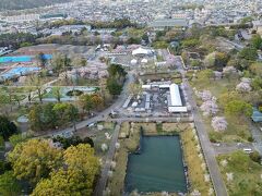 夕方5時を過ぎ駿府城に入ることは出来ませんでしたので
静岡県庁展望ロビーから城址を一望することにしました。