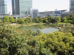 浜松町駅南口からS4階段に向かう途中の通路から旧芝離宮恩賜庭園を見下ろすように眺めました。コロナ禍で閉園中の庭園を見ることができました。閉園中にもかかわらず、庭師の方が熱心に仕事をしている姿が印象的でした。