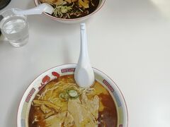 ラーメン到着。
私はしょうゆラード普通、旦那はしょうゆラード多め。
相変わらずの旨さ。
舌をやけどしたけど満足です。