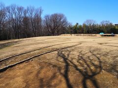 その一角が「歳勝土遺跡」で、隣の大塚遺跡に住んでいた人の墓跡との事。