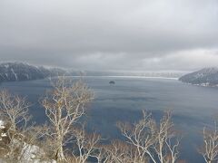 霧の摩周湖と愛称がつくくらい摩周湖は霧が多いのですが、それは夏のことで冬は比較的天候が良いそうです。
が、この天気。微妙です。
透明度もかつてはかなり高かったようですが、現在はそれほどでもないようです。