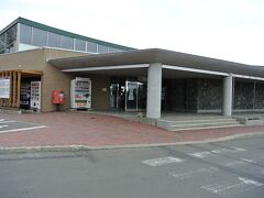 本日最初の立ち寄りポイントは根室市にある道の駅スワン４４ねむろ。市街から離れた風蓮湖のほとりにあります。
が、様子がおかしいと思い近寄ってみると…。