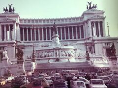 1974年のローマ　1870年にイタリア統一を成し遂げたヴィットリオ・エマヌエーレ2世の業績を記念して建てられた、ヴィットリオ・エマヌエーレ2世記念堂。無料で内部見学ができます。エレベーター（有料）が設置され、屋上からはローマの市街地を一望できます。