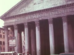 1974年のローマ　紀元128年にローマ皇帝ハドリアヌスによって再建された、世界で最も古い石造建築物、「あらゆる神を祭る場所」の意味のパンテオン神殿。