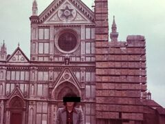 1974年イタリア　フィレンツェ歴史地区　14世紀後半に建造された、サンタ・クローチェ聖堂。ミケランジェロ（彫刻家、画家、建築家）、ガリレオ（物理学者、天文学者）、マキャヴェリズムで有名な、マキャベリ（政治思想家）ロッシーニ（オペラ作曲家）など、歴史的な偉人たちの墓が多数あるので有名。