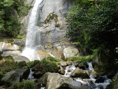 少し引いて撮ると、滝の下流のミニ段瀑もアングル内に収まって、とても美しい風景です！