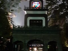 橋を渡ると尾山神社です。