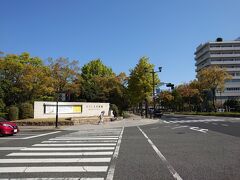 中電前から路面バス利用で、紙屋町西へ。
そごう3階の広島バスターミナルのコインロッカーに荷物入れて、散策開始です。
そごうから広島城までは、徒歩7分。
もしも、雨だったら行こうと思っていた「ひろしま美術館」まえをテクテク。