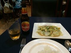 本日の夕食、アンコールビールは日本のビールより薄い感じがしました。野菜の炒め物おいしかったです。