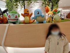 「サンシャインシティ」にやってきました。
ポケモンの像がたくさんあって、ムスメちゃんのテンションもだだ上がりです！