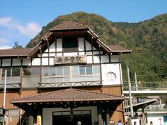 　２００１年１１月１１日、紅葉を求め奥多摩へ。新宿から青梅特快で終点奥多摩駅。