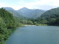 大源太湖の奥は大源太山の雄大な姿