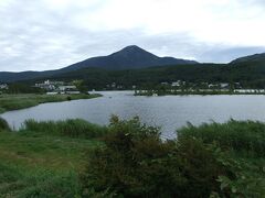 白樺湖は美しい山と、真っ白な幹が映える白樺の木に囲まれた、湖周4kmの湖。
