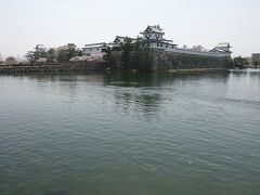 お城が見えてきた！
今治城はやっぱりこの広大な堀！
この堀は何度見ても見事！