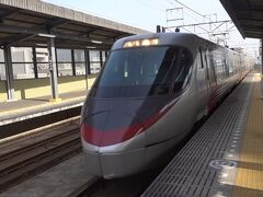 今治駅発　15時41分　特急しおかぜ13号+特急いしづち13号　松山駅行き。

これまたかっこいい車両です。

清掃のご婦人が深々とお辞儀をして列車を向かい入れてました。
その荘厳な儀式のような雰囲気がとても良い感じがしました。
こういうきちんと感はけっこう好きです。