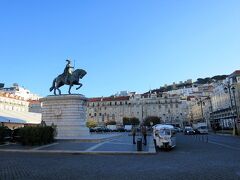 すぐ東横にあるのはドン・ジョアン1世の騎馬像のあるフィゲイラ広場