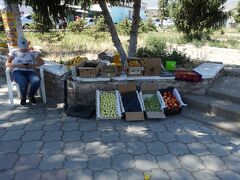 チュルポンアタの街の風景
果物売り