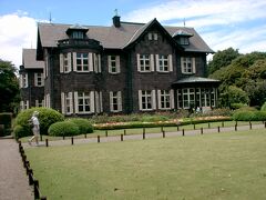 　六義園から歩いて１５分で旧古河庭園。もと明治の元勲陸奥宗光の別邸で、大正初期に現在洋館と庭園が造られました。