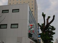 ゆいレールで7駅、13分で「県庁前」に到着。
歩いて10分ほどで今夜のお宿「アパホテル那覇」。