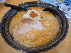 こちらのお店での一押しはこってり味噌ラーメン870円らしいので注文。
「こってり」というのでそうとうこってりかと思いきやさほどでも。
こってりというわりにあっさり。
うっかりするとスープを飲み干しそうになる。
チャーシューも分厚くて美味しくいただけた。