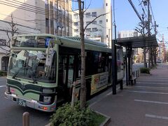 京都・河原町『Fauchon L'Hotel Kyoto』

河原町通りに面した『フォションホテル京都』のエントランスの
真ん前にある京都市バスの停留所「河原町松原」の写真。