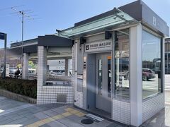 京都　京阪電車「清水五条」駅の写真。

交差点を渡った場所にエレベーター乗り場があります。
スーツケースを引いているので、こちらのエレベーターを利用します。

京都の旅行記はここでおしまいです。

2020年の秋に京都を観光した際のブログはこちらをご覧ください↓

<東京から東海道新幹線のグリーン車で行く京都★2020年11月
【京都北白川 ラーメン魁力屋】堀川五条店がオープン♪
『京都駅ビル』プロジェクションマッピング「光のファンタジー」☆彡
『京都伊勢丹』京都限定土産『ポルタ』ポム・テ・タタン★
『ザ・キューブ』京都駅『京名菓・名菜処 亰』高級食パン【別格】
京都駅店限定クロワッサン>

https://4travel.jp/travelogue/11663522

<京都の紅葉★2019年10月開業『パーク ハイアット 京都』
【キョウト ビストロ】八坂の塔～二年坂～坂本龍馬の墓～高台寺～
圓徳院～ねねの道～ねねの小路～石堀小路>

https://4travel.jp/travelogue/11664884

<京都駅隣の五条駅から徒歩2分の場所に2020年10月に開業した
『ウォーターマークホテル京都』宿泊記★
最上階のスイートルームからは『京都タワー』や『東本願寺』が♪>

https://4travel.jp/travelogue/11665038

<京都『東寺（教王護国寺）』紅葉ライトアップ★月夜に映える
国宝「五重塔」と紅葉を愛でながら約1200年前の平安京の秋に
思いを馳せて♪国宝「金堂」＆重要文化財「講堂」夜間特別拝観>

https://4travel.jp/travelogue/11665125

<京都『北野天満宮』の「史跡 御土居のもみじ苑」の太鼓橋「鶯橋」
からの紅葉★入苑券でお茶菓子を♪祭神の使者である牛さんがいっぱい
★来年は丑年！合格祈願を>

https://4travel.jp/travelogue/11665772

<なんと『京都御所』や『京都迎賓館』のある広大な敷地の
『京都御苑』は入苑料が無料！アクセス情報★
予約なしで『京都迎賓館』のガイドツアーに参加♪>

https://4travel.jp/travelogue/11665819

<2020年11月開業『ホテル ザ 三井京都』はマリオットホテル系列★
ガストロノミー鉄板【都季】イタリア料理【FORNI（フォルニ）】
【ザ ガーデンバー】『二条城』敷地で迷子（焦）>

https://4travel.jp/travelogue/11666576