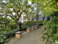 東京・北品川「御殿山トラストシティ」『東京マリオットホテル』

「御殿山庭園」の写真。

グリーンの中を歩いて行きます。

東京マリオットホテルの南側にあり、約2,000坪の広大さを誇る
御殿山庭園は江戸時代から桜の名所として知られ、御殿山の昔ながらの
面影を今に伝える日本庭園です。
庭園内には、チャペル「ザ・フォレスト」や建築家・磯崎新氏が
設計した茶室「有時庵（うじあん）」があり、御殿山の四季の
イベントを彩ります。
春の桜、新緑、そして秋の紅葉などの四季折々の表情、
そして豊かな水をたたえる池や滝とともに、人々へ癒しの時間を
もたらしてくれます。 