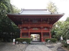 1735年に建立された山門　慈雲閣

何度か戦火にあい、700年ほど前に冷泉家の二階堂行元（ゆきもと）によって再興
東頭山　無量寿院　行元寺と改称します。
