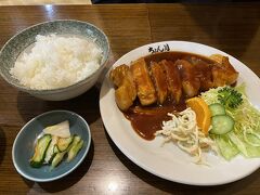 昨夜、食べらなかった反動か相方は肉が食べたいと。
恵庭のゝ月さん。
ポークチャップが有名です。