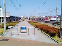廃線跡はこの先で新居浜駅に達している。