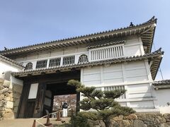 表玄関「菱の門」