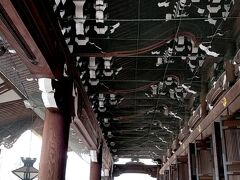 JR京都駅方面にあるのが『阿弥陀堂 』です。

『阿弥陀堂 』内は、もちろん撮影はできません。

御本尊・阿弥陀如来像を安置する本堂で堂内の豪華さ、煌びやかさには息を呑むものがありました。