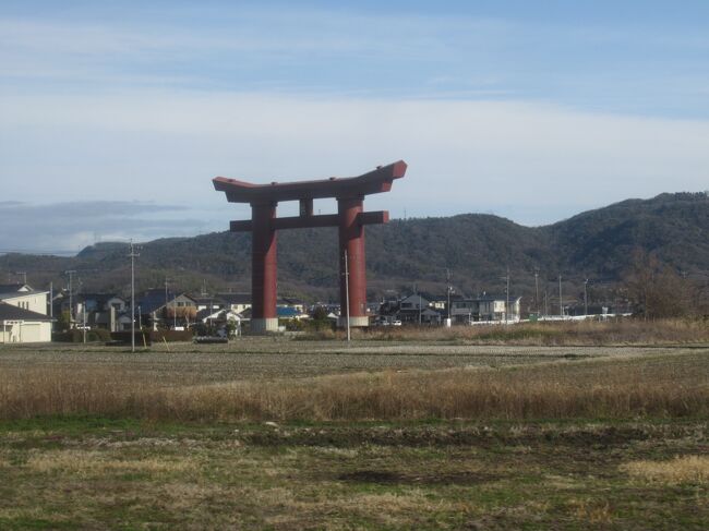 車内が混んでいなかったこともあり、普段はまず撮らない沿線風景も何枚か記録に残しました。写真は最上稲荷の大鳥居。日本でもトップクラスの大きさであることを最近(旅行～本旅行記執筆の間)知りました。