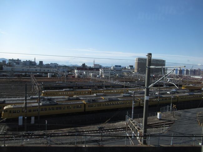 岡山の電車区のそばを通ります。